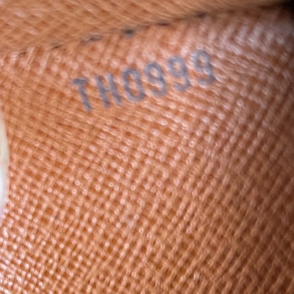 Authentic DE Louis Vuitton - Picture 13 of 16